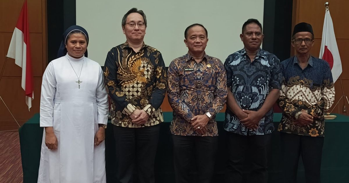 (Left-right) Head of Marianum Halilulik Catholic Hospital Sister Maria Adriana Neno, Charge d’Affairs of Japan Embassy in Indonesia Mitsuru Myochin,Director for Community Affairs at the Indonesian Home Affairs Ministry  Wahyu Chandra, Head of Community Learning Center Sirfah Abubakar Sidik Nira, and  Principle of Al-Hidayah Islamic Elementary School Sajirun (Photo/asiaglobe.news)